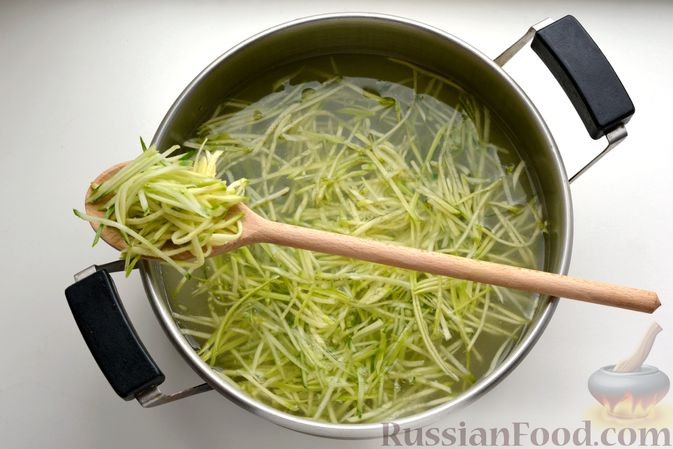 Фото приготовления рецепта: Суп с куриной грудкой, свежими огурцами, кабачками и вермишелью - шаг №10