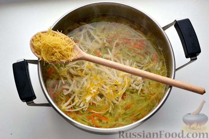 Фото приготовления рецепта: Суп с куриной грудкой, свежими огурцами, кабачками и вермишелью - шаг №13