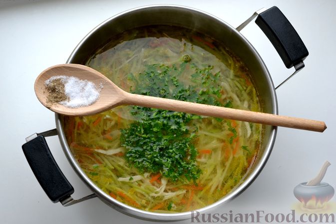 Фото приготовления рецепта: Суп с куриной грудкой, свежими огурцами, кабачками и вермишелью - шаг №14