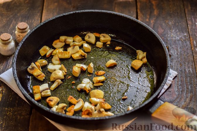 Фото приготовления рецепта: Окрошка на квасе, с грибами, свёклой и огурцами - шаг №9