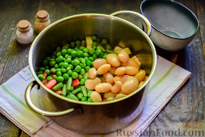 Фото приготовления рецепта: Суп минестроне с беконом - шаг №6