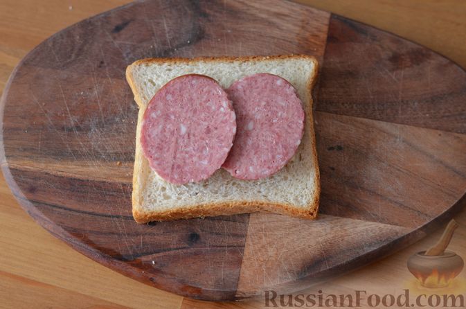 Фото приготовления рецепта: Горячие сэндвичи с колбасой и сыром (на сковороде) - шаг №3