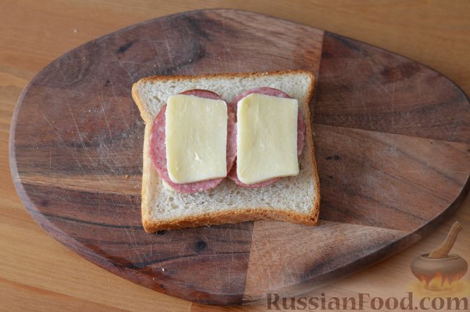 Фото приготовления рецепта: Горячие сэндвичи с колбасой и сыром (на сковороде) - шаг №4