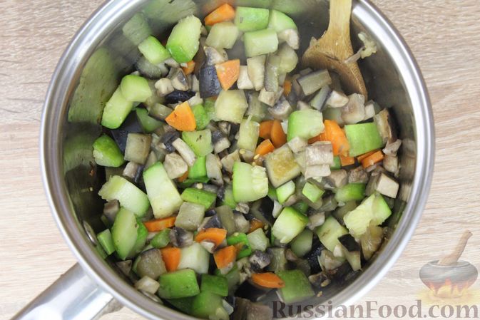 Фото приготовления рецепта: Суп с баклажанами, кабачками и грибами - шаг №4