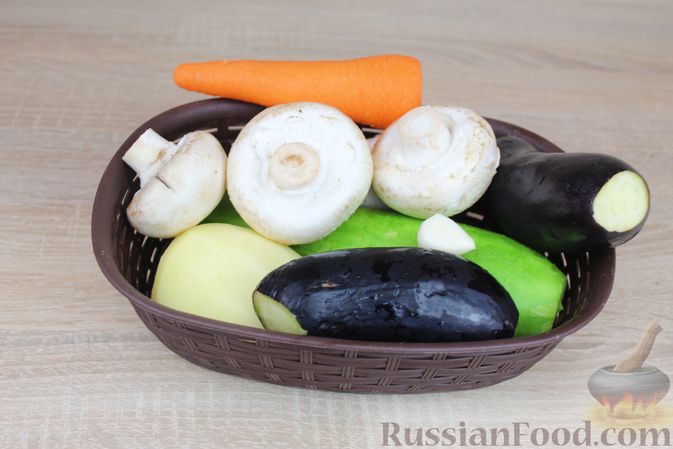Фото приготовления рецепта: Суп с баклажанами, кабачками и грибами - шаг №2