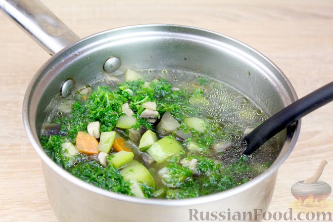 Фото приготовления рецепта: Суп с баклажанами, кабачками и грибами - шаг №8