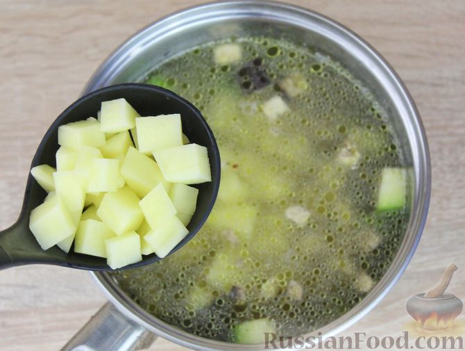 Фото приготовления рецепта: Суп с баклажанами, кабачками и грибами - шаг №6