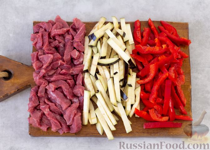 Фото приготовления рецепта: Салат с говядиной, баклажанами, болгарским перцем и морковью - шаг №2