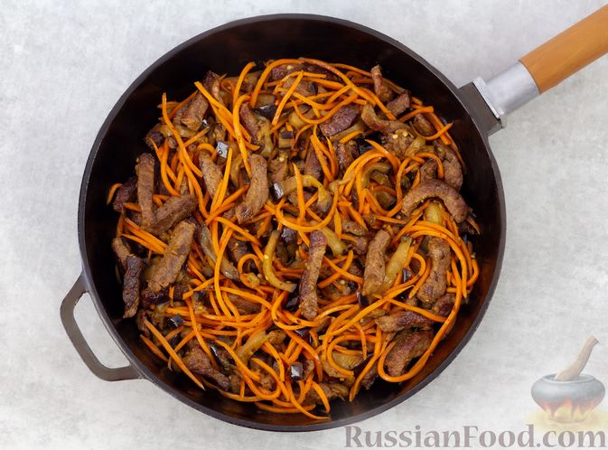 Фото приготовления рецепта: Салат с говядиной, баклажанами, болгарским перцем и морковью - шаг №8