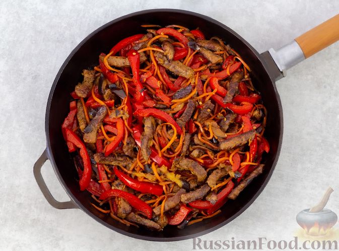 Фото приготовления рецепта: Салат с говядиной, баклажанами, болгарским перцем и морковью - шаг №9