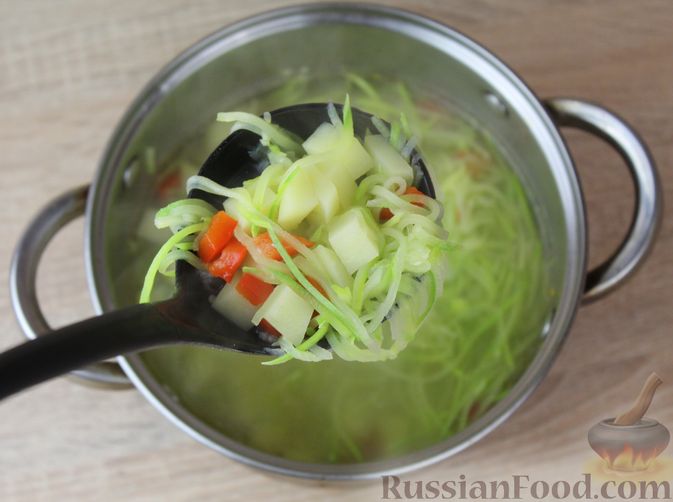 Фото приготовления рецепта: Суп с кабачковой "лапшой", картофелем и сладким перцем - шаг №10