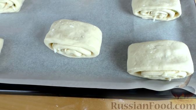 Фото приготовления рецепта: Булочки с начинкой из кабачков и сыра - шаг №9