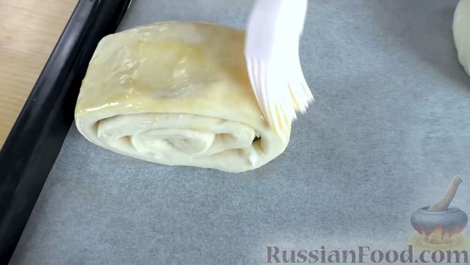 Фото приготовления рецепта: Булочки с начинкой из кабачков и сыра - шаг №10
