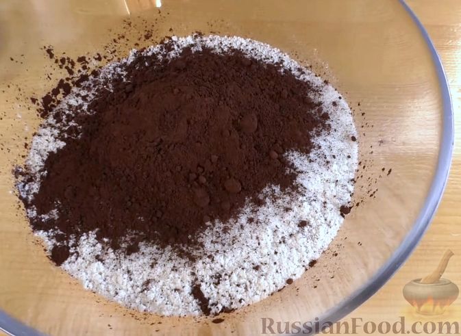 Фото приготовления рецепта: Шоколадные булочки с начинкой, в сахарном сиропе - шаг №3