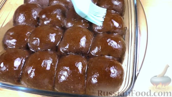 Фото приготовления рецепта: Шоколадные булочки с начинкой, в сахарном сиропе - шаг №11
