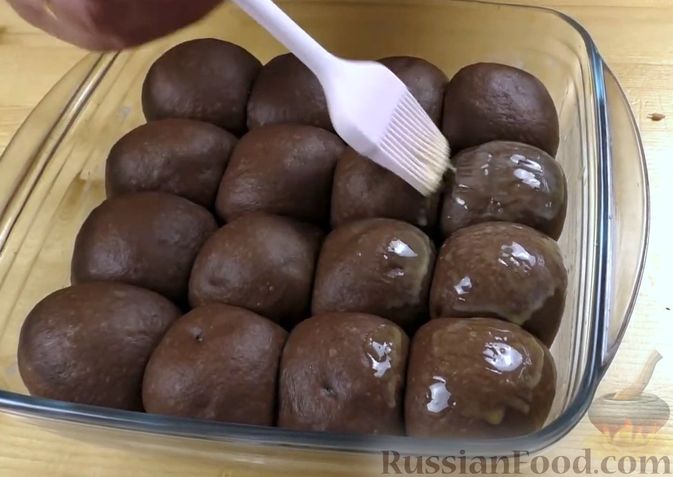 Фото приготовления рецепта: Шоколадные булочки с начинкой, в сахарном сиропе - шаг №10