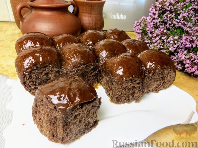 Фото приготовления рецепта: Шоколадные булочки с начинкой, в сахарном сиропе - шаг №12