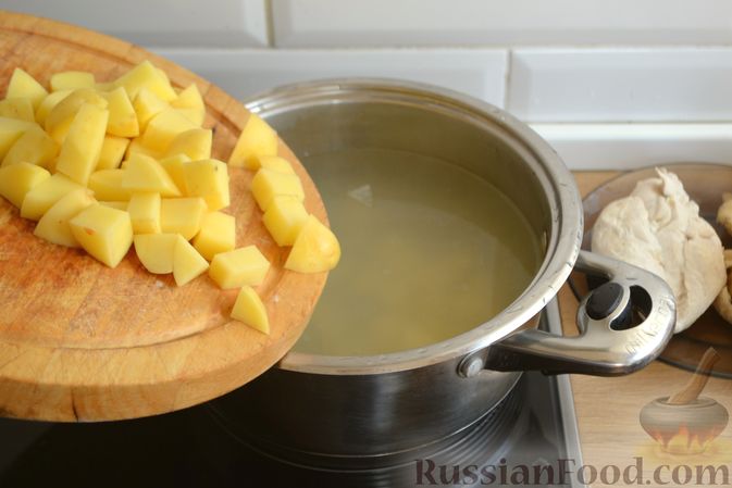 Фото приготовления рецепта: Куриный суп с рисовой лапшой и вешенками - шаг №4
