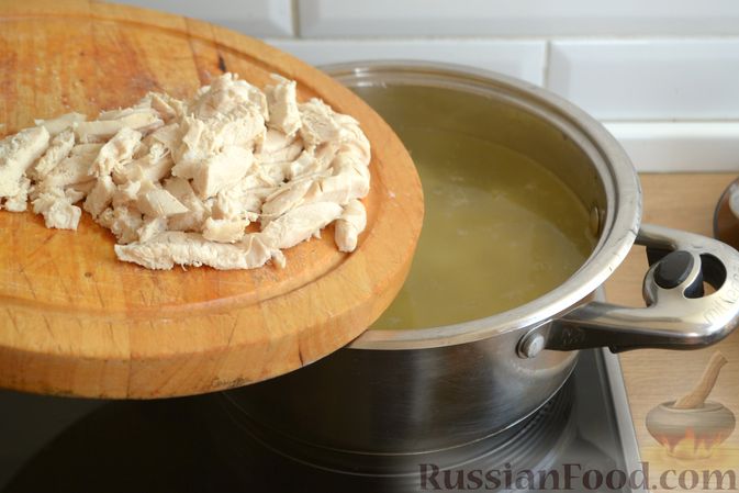 Фото приготовления рецепта: Куриный суп с рисовой лапшой и вешенками - шаг №8