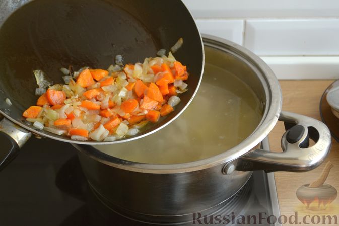 Фото приготовления рецепта: Куриный суп с рисовой лапшой и вешенками - шаг №9