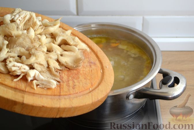 Фото приготовления рецепта: Куриный суп с рисовой лапшой и вешенками - шаг №11