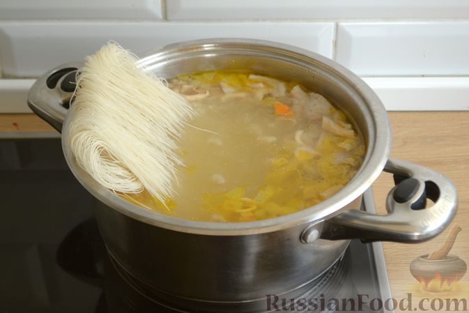 Фото приготовления рецепта: Куриный суп с рисовой лапшой и вешенками - шаг №12