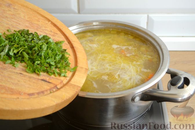 Фото приготовления рецепта: Куриный суп с рисовой лапшой и вешенками - шаг №14