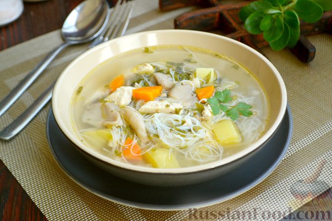 Фото приготовления рецепта: Куриный суп с рисовой лапшой и вешенками - шаг №17