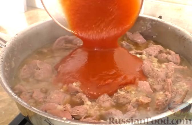 Фото приготовления рецепта: Куриные желудочки, тушенные в томатном соусе, с луком - шаг №6
