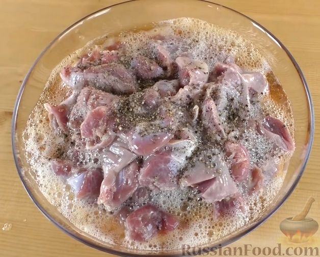 Фото приготовления рецепта: Куриные желудочки, тушенные в томатном соусе, с луком - шаг №1
