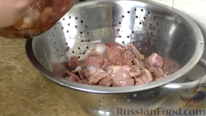 Фото приготовления рецепта: Куриные желудочки, тушенные в томатном соусе, с луком - шаг №3