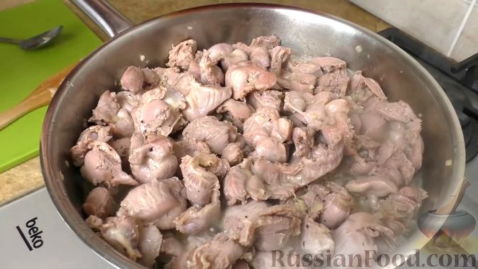 Фото приготовления рецепта: Куриные желудочки, тушенные в томатном соусе, с луком - шаг №4