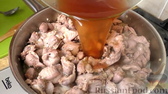 Фото приготовления рецепта: Куриные желудочки, тушенные в томатном соусе, с луком - шаг №5