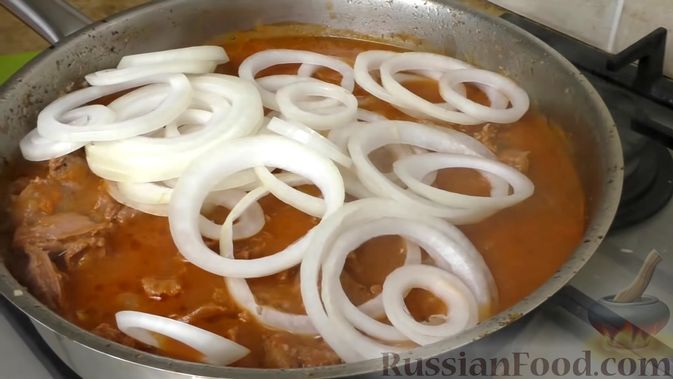 Фото приготовления рецепта: Куриные желудочки, тушенные в томатном соусе, с луком - шаг №8