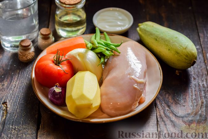 Фото приготовления рецепта: Овощное рагу с курицей, картофелем, кабачками и стручковой фасолью - шаг №1