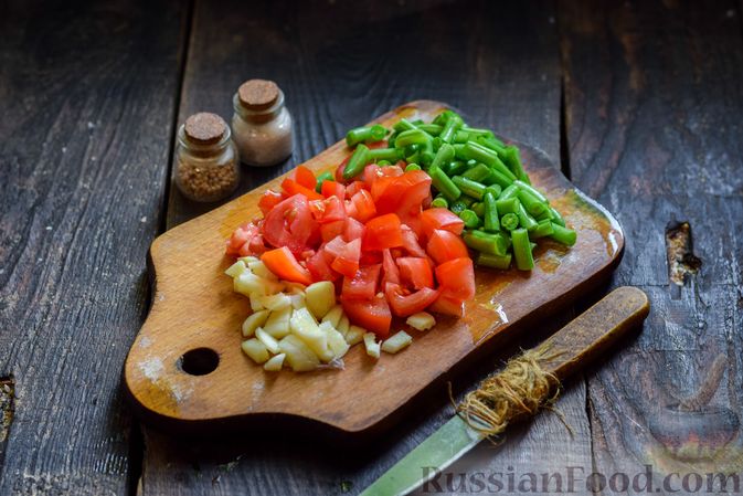 Фото приготовления рецепта: Овощное рагу с курицей, картофелем, кабачками и стручковой фасолью - шаг №5