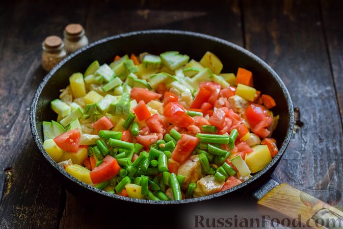 Фото приготовления рецепта: Овощное рагу с курицей, картофелем, кабачками и стручковой фасолью - шаг №8