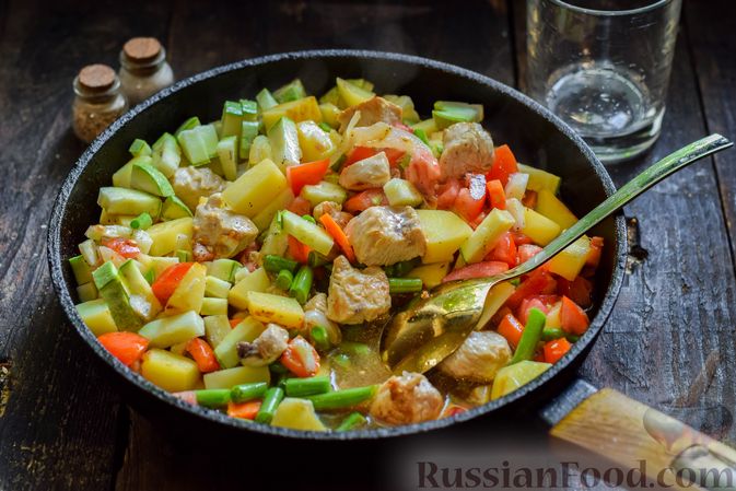 Фото приготовления рецепта: Овощное рагу с курицей, картофелем, кабачками и стручковой фасолью - шаг №9