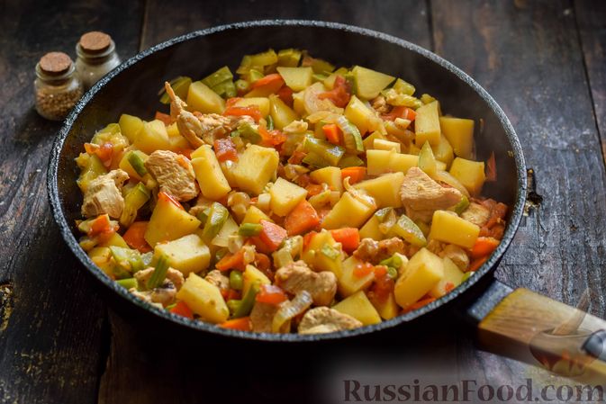 Фото приготовления рецепта: Овощное рагу с курицей, картофелем, кабачками и стручковой фасолью - шаг №10