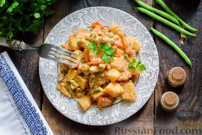 Фото приготовления рецепта: Овощное рагу с курицей, картофелем, кабачками и стручковой фасолью - шаг №12