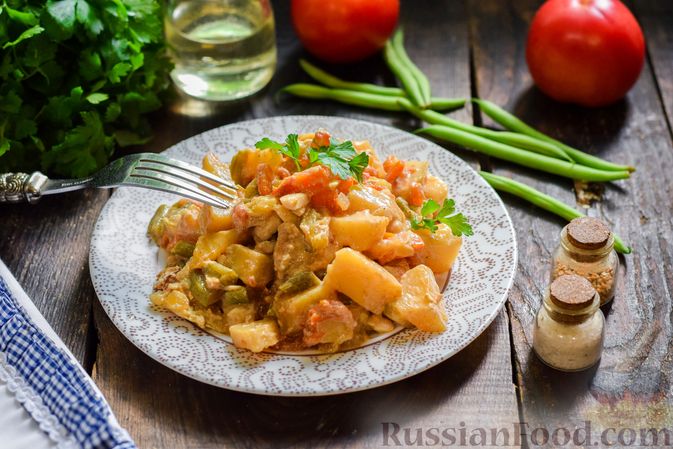 Фото приготовления рецепта: Овощное рагу с курицей, картофелем, кабачками и стручковой фасолью - шаг №13