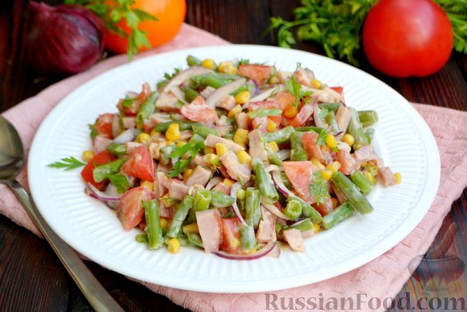 Фото к рецепту: Салат со стручковой фасолью, ветчиной, помидорами и кукурузой