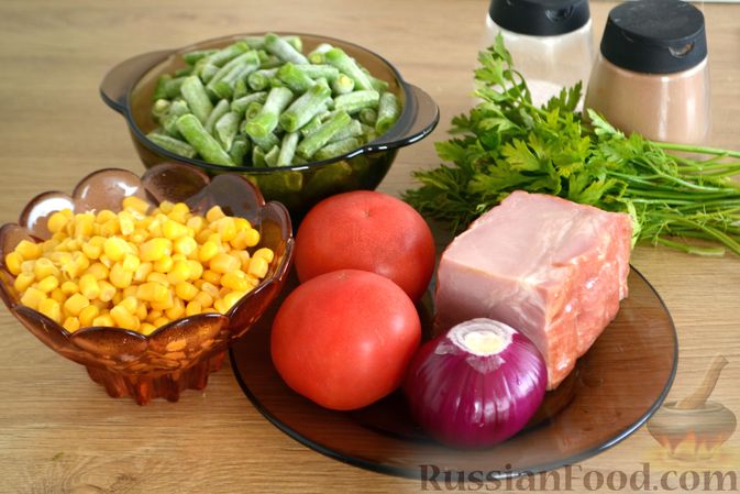 Фото приготовления рецепта: Салат со стручковой фасолью, ветчиной, помидорами и кукурузой - шаг №1