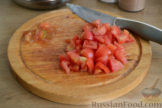 Фото приготовления рецепта: Салат со стручковой фасолью, ветчиной, помидорами и кукурузой - шаг №6