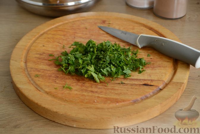 Фото приготовления рецепта: Салат со стручковой фасолью, ветчиной, помидорами и кукурузой - шаг №7