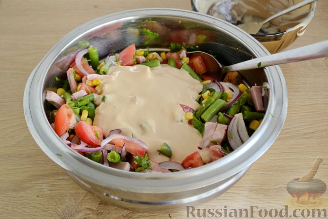 Фото приготовления рецепта: Салат со стручковой фасолью, ветчиной, помидорами и кукурузой - шаг №11