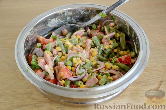 Фото приготовления рецепта: Салат со стручковой фасолью, ветчиной, помидорами и кукурузой - шаг №12