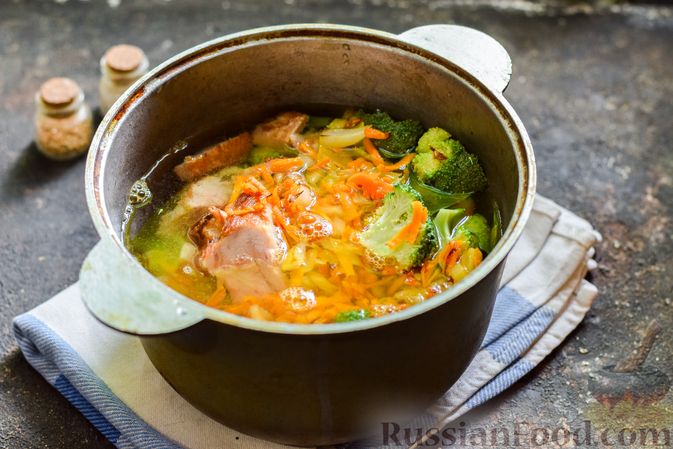 Фото приготовления рецепта: Суп с копченой курицей, брокколи и стручковой фасолью - шаг №9