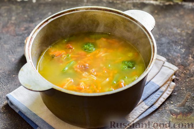 Фото приготовления рецепта: Суп с копченой курицей, брокколи и стручковой фасолью - шаг №10
