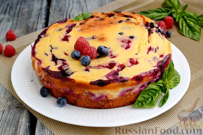 Фото к рецепту: Творожный пирог с ягодами